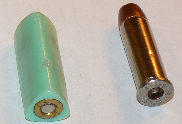 Kiểu thiết kế này được David Dardick sáng tạo ra dành riêng cho khẩu súng ngắn Dardick 1500 cũng được thiết kế bởi cùng một tác giả. Kiểu đạn tam giác độc đáo ở chỗ nó cho phép nạp đạn vào khẩu Dardick 1500 từ bên hông với hộp đạn không vỏ ngoài cực kỳ độc đáo. Nguồn ảnh: WATM.