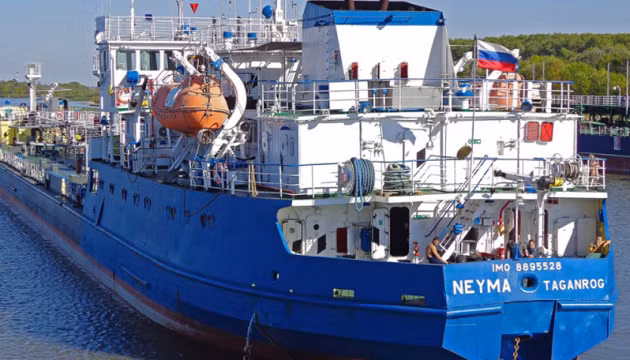 Ngược lại, phía Nga khẳng định việc Ukraine bắt giữ tàu chở dầu của mình là "hoàn toàn bất hợp pháp", có thể gây bất lợi cho mối quan hệ giữa hai nước. Bộ Ngoại giao Nga cảnh báo Ukraine sẽ phải "chịu hậu quả" nếu bắt công dân Nga. Nguồn ảnh: BI.