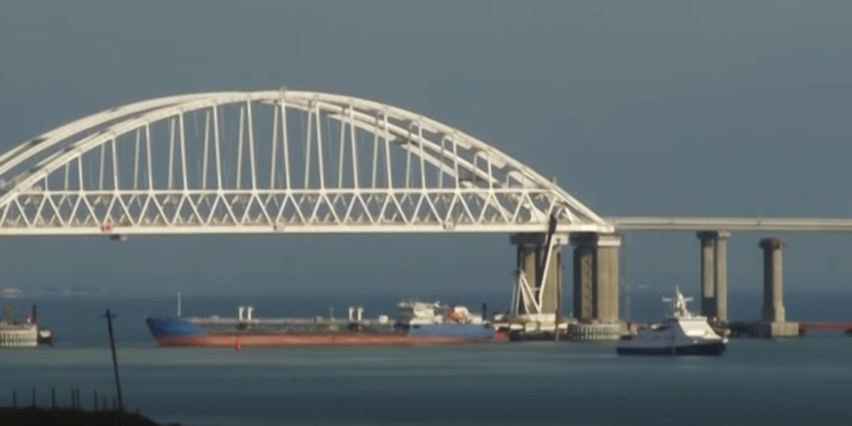 Lý do được Ukraine đưa ra cũng khá... vô lý. Cụ thể, phía Kiev khẳng định việc bắt giữ tàu chở dầu mang tên Nika Spirit của Nga là do tàu này đã từng chặn tàu chiến của Ukraine ở eo biển Kerch hồi tháng 11/2018. Nguồn ảnh: BI.