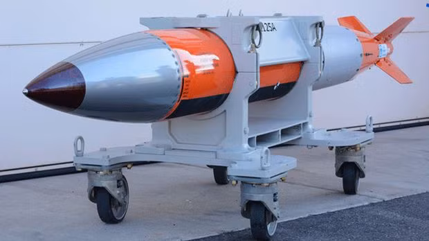 Loại bom hạt nhân mà Mỹ đang cất trữ với số lượng lớn ở châu Âu được xác định là B61. Đây là loại bom hạt nhân "dễ dãi" bậc nhất của Mỹ ở thời điểm hiện tại khi nó có thể được triển khai từ rất nhiều loại máy bay, trong đó có cả máy bay chiến đấu F-16 - một loại tiêm kích cực kỳ phổ biến. Nguồn ảnh: USAF.