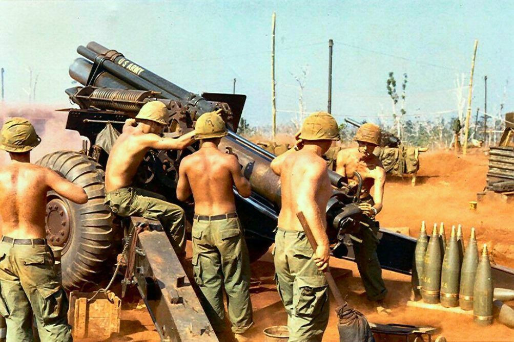 Cũng trong ngày này, Quân đội New Zealand đã khai hoả nhầm vào một toán lình dù Mỹ khiến ba lính thiệt mạng tại chỗ, bảy lính khác bị thương nặng. Nguồn ảnh: Archive.