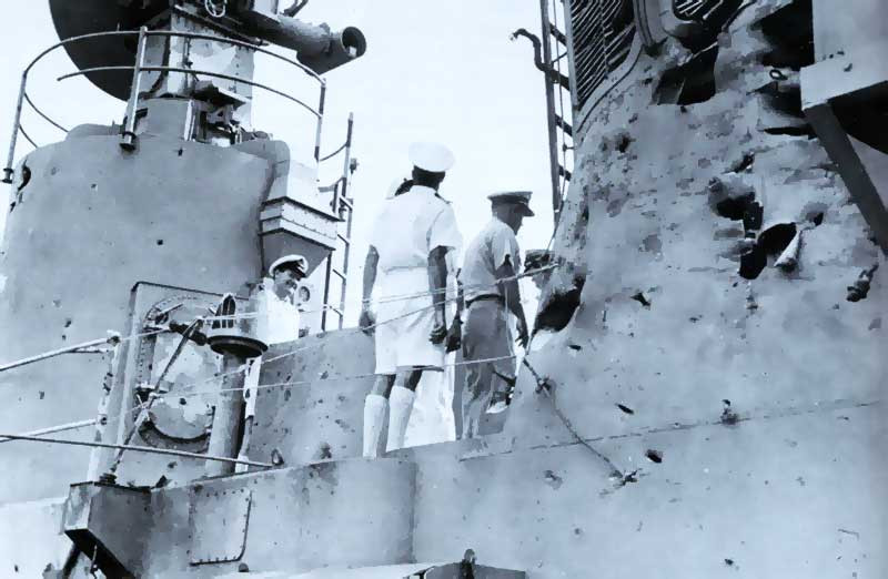 Trong đêm ngày 16 rạng sáng ngày 17/6/1968, ba tàu chiến HMAS Hobart của Anh, USS Boston và USS Edson của Mỹ đã bị Không quân Mỹ tấn công, thiệt hại nặng. Nguồn ảnh: Archive.