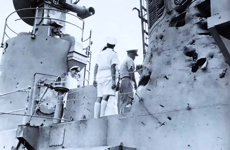 Trong đêm ngày 16 rạng sáng ngày 17/6/1968, ba tàu chiến HMAS Hobart của Anh, USS Boston và USS Edson của Mỹ đã bị Không quân Mỹ tấn công, thiệt hại nặng. Nguồn ảnh: Archive.