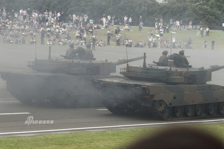 Type 90 có trọng lượng tổng cộng 50,2 tấn, được thiết kế để có đủ khả năng đánh bại xe tăng T-72 do Liên Xô sản xuất. Đặc biệt loại xe tăng này của Nhật cũng có hệ thống nạp đạn tự động, cho phép số lượng kíp lái giảm xuống còn 3 người. Nguồn ảnh: Sina.