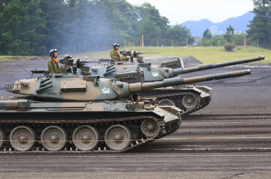 Cũ hơn nữa là loại xe tăng Type 74 nana-yon. Đây cũng là loại xe tăng có số lượng nhiều nhất trong biên chế của Nhật Bản hiện tại. Tổng cộng có tới gần 900 chiếc đã được ra đời trong thời gian từ năm 1975 cho tới năm 1988. Nguồn ảnh: Sina.