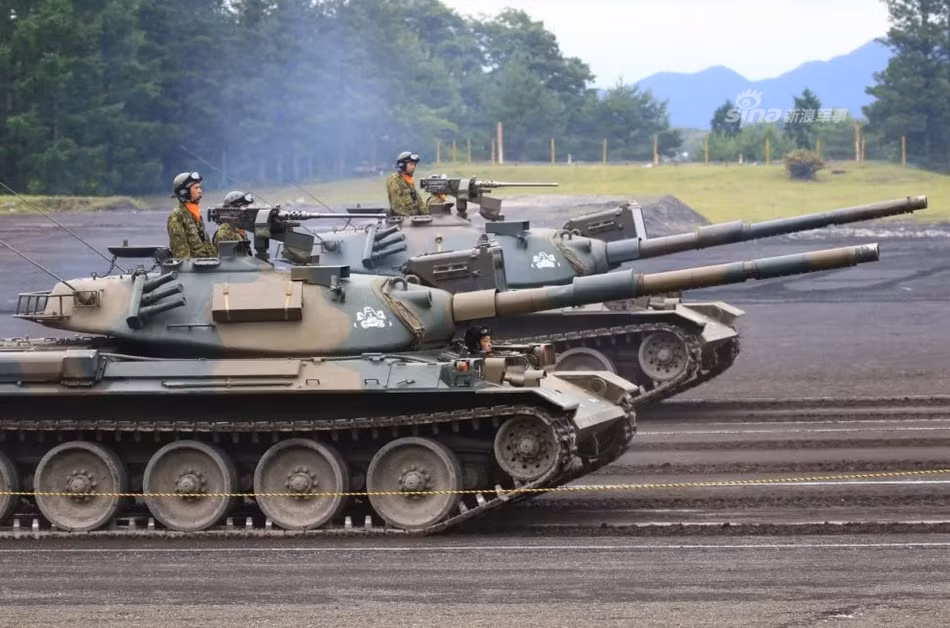 Cũ hơn nữa là loại xe tăng Type 74 nana-yon. Đây cũng là loại xe tăng có số lượng nhiều nhất trong biên chế của Nhật Bản hiện tại. Tổng cộng có tới gần 900 chiếc đã được ra đời trong thời gian từ năm 1975 cho tới năm 1988. Nguồn ảnh: Sina.