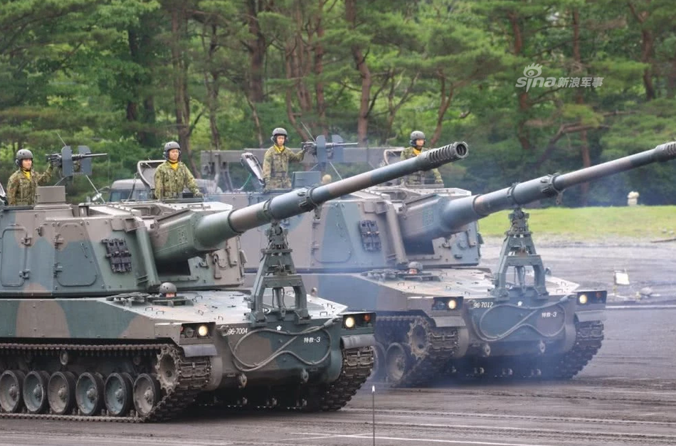 Cuối cùng là pháo tự hành Type 99 kyuu-kyuu của Lực lượng Phòng vệ Nhật Bản. Đây là loại pháo tự hành có trọng lượng 40 tấn, sử dụng khẩu pháo cỡ nòng 155mm tiêu chuẩn NATO và có tốc độ bắn cực tốt, lên tới 6 viên mỗi phút. Nguồn ảnh: Sina.