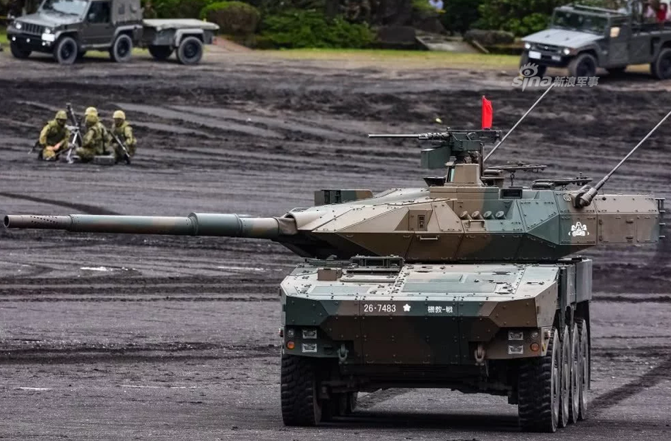 Pháo tự hành chống tăng Type 16 Hitoroku - MCV của Nhật Bản cũng xuất hiện trong màn trình diễn lần này. Đây là loại phương tiện bánh lốp được trang bị hoả lực mạnh với pháo 105mm, có thể sử dụng như pháo tự hành hoặc thiết giáp hỗ trợ bộ binh trên chiến trường. Nguồn ảnh: Sina.