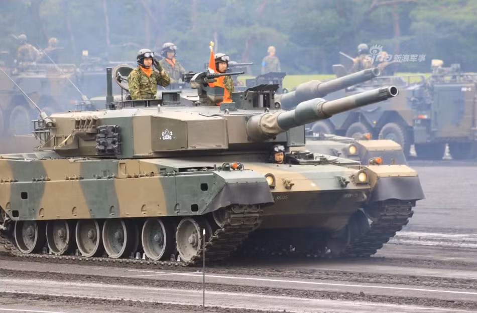 Tiếp đến là loại xe tăng Type 90 Kyu-maru - cũng là một sản phẩm của tập đoàn công nghiệp nặng Mitsubishi. Loại xe tăng này bắt đầu được gia nhập biên chế của Lực lượng Phòng vệ Mặt đất Nhật Bản từ năm 1990 và được sản xuất cho tới năm 2009 mới bị dừng dây chuyền. Nguồn ảnh: Sina.