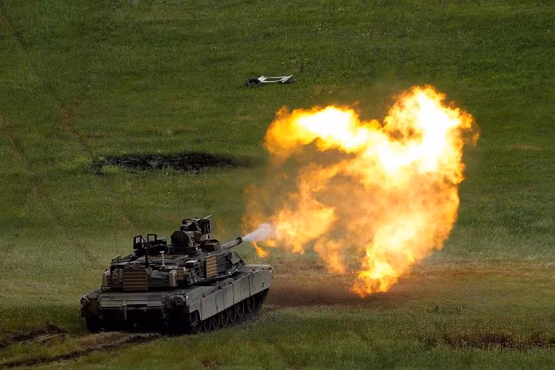 Phiên bản M1A2T là bản cải biên được phát triển từ M1A2C dành riêng cho Đài Loan. Phiên bản này đã lộ diện từ tháng 3 năm nay và như một lẽ đương nhiên, Đài Loan chuẩn bị được sở hữu loại xe tăng này. Nguồn ảnh: Militarynews.