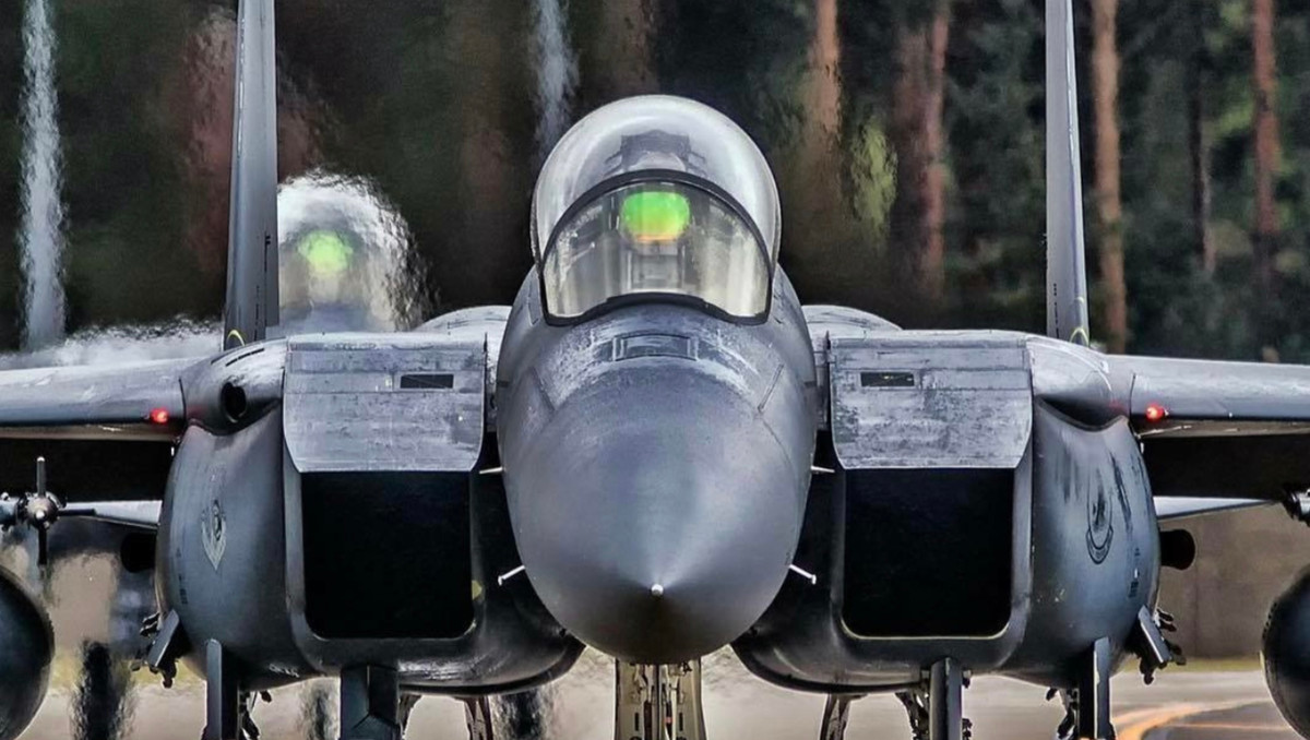 Lý giải cho điều này, truyền thông Mỹ đưa ra ba nguyên nhân dẫn đến việc chiến đấu cơ thế hệ 4++ như F-15 vẫn được coi là xương sống của Không quân Mỹ và còn rất rất lâu nữa các chiến đấu cơ thế hệ năm của nước này mới gánh vác được toàn bộ sức mạnh của lực lượng không quân. Nguồn ảnh: BI.