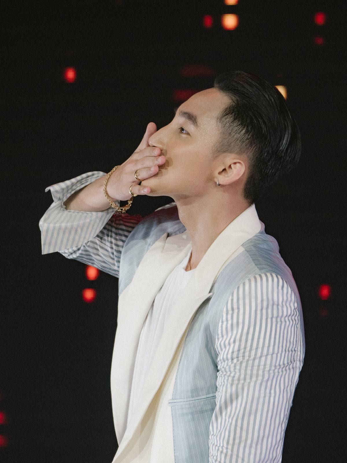 “Soi suong suong” loat do hieu cua Son Tung M-TP tai Sky Tour 2019-Hinh-5