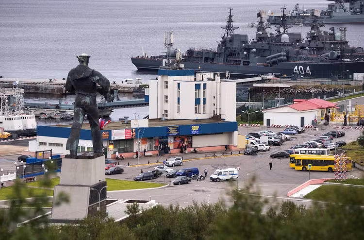 Với khả năng lặn cực sâu của mình, tàu ngầm AS-12 được cho là con bài nguy hiểm nhất trong tàu Nga hiện tại. Tàu có khả năng kết nối theo kiểu "câu trộm" thông tin từ những đoạn cáp internet đặt sâu trong lòng biển mà không ai hay biết - một kiểu "ăn trộm thông tin" độc nhất vô nhị. Nguồn ảnh: Rumil.