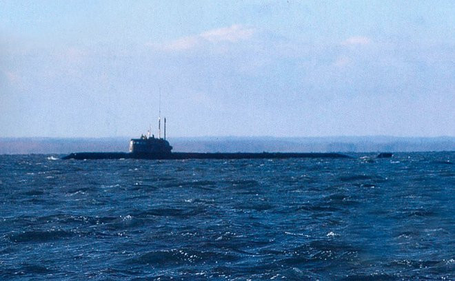 Được đặt lườn và bắt đầu đóng mới từ năm 1988, tuy nhiên tàu ngầm AS-12 không được hạ thuỷ do vấn đề kinh phí eo hẹp khi Liên Xô sắp tan rã. Tới tận tháng 8/2003, tàu mới được chính thức hoàn thiện. Nguồn ảnh: Rumil.