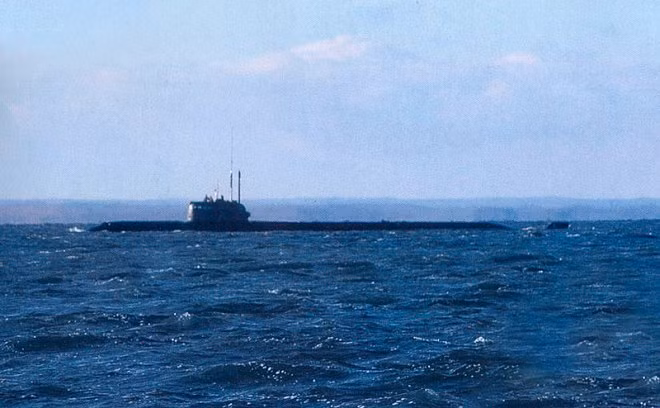 Được đặt lườn và bắt đầu đóng mới từ năm 1988, tuy nhiên tàu ngầm AS-12 không được hạ thuỷ do vấn đề kinh phí eo hẹp khi Liên Xô sắp tan rã. Tới tận tháng 8/2003, tàu mới được chính thức hoàn thiện. Nguồn ảnh: Rumil.