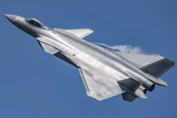 Theo những thông tin mới nhất được mạng xã hội Trung Quốc đăng tải, chiếc chiến đấu cơ J-20 vừa được xuất hiện tại Chiến khu Đông bộ mang số thân 62001. Nguồn ảnh: BI.