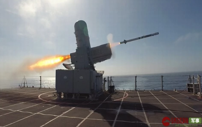 Tổ hợp SeaRAM được trang bị trên các tàu chiến lớp Independence của Hải quân Mỹ. Đây là tổ hợp phòng thủ tầm gần, tầm bắn tiêu diệt mục tiêu tối đa 9 km, tốc độ tối đa Mach 2 và có tổng trọng lượng chỉ 5,7 tấn, mỗi tên lửa nặng 73,5 kg. Nguồn ảnh: QQ.