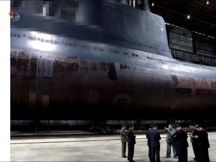 Ngoài ra, các chuyên gia về công nghệ tàu ngầm quân sự trên thế giới cũng khẳng định thiết kế của tàu ngầm mới này chắc chắn đã có sự góp nhặt và học hỏi từ tàu ngầm Type 033 của Trung Quốc - loại tàu ngầm duy nhất có khả năng triển khai tên lửa hạt nhân mà Triều Tiên có thể tiếp cận được, vốn dĩ cũng đã được Trung Quốc sản xuất trong những năm 60, 70 của thế kỷ trước. Nguồn ảnh: BI.