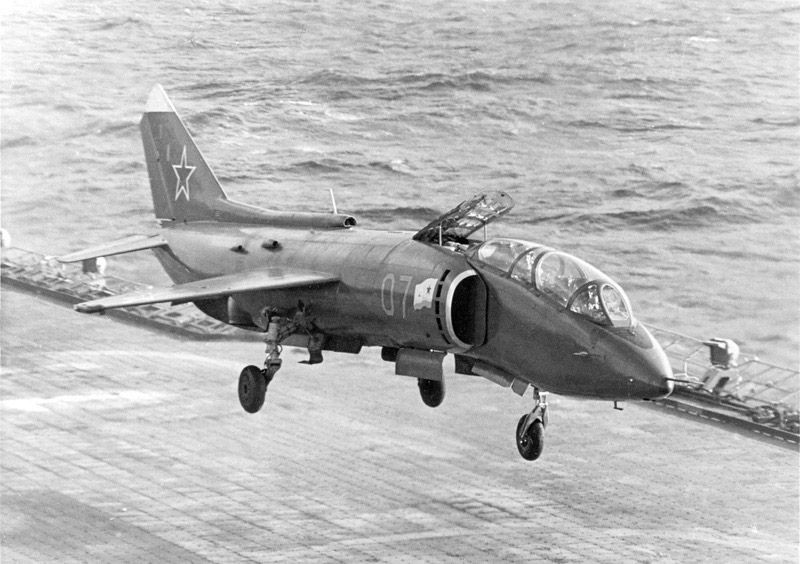 Điểm nhấn quan trọng nhất trong thiết kế của Yak-38 cũng là tính năng cho thấy chiếc máy bay này hơi... không được an toàn cho lắm đó là khả năng tự động bật ghế phóng cứu phi công thoát hiểm. Nguồn ảnh: Pinterest.