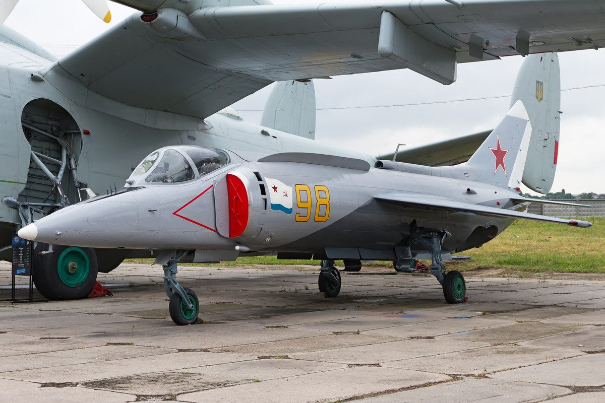 Lý giải cho điều này, các kỹ sư của Liên Xô cho biết với thiết kế của Yak-38, mỗi khi nó bị nghiêng trên 60 độ phi công cũng sẽ không thể đưa máy bay về lại được trạng thái cân bằng và chắc chắn máy bay sẽ rơi. Nguồn ảnh: Pinterest.