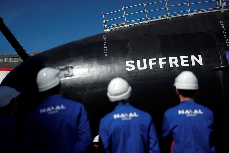 Tàu ngầm đầu tiên trong số sáu tàu ngầm loại này mang tên Suffren mới được Pháp lôi ra khỏi nhà máy đóng tàu vào hôm qua. Dự kiến tới năm 2020 tàu ngầm Suffren sẽ được cho chạy thử nghiệm trên biển và sớm được đưa vào biên chế Hải quân Pháp trong tương lai. Nguồn ảnh: BI.