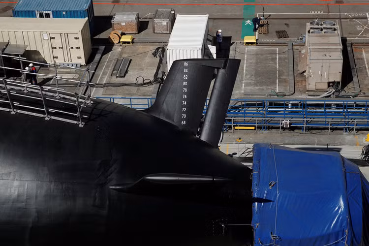 Bù lại, thiết kế lồng bọc chân vịt này được cho là sẽ khiến Barracuda giảm thiểu được tiếng ồn khi di chuyển, triệt tiêu xuống mức tối đa việc lãng phí năng lực giúp tốc độ tối đa của nó được cải thiện đôi chút so với kiểu chân vị "trần" như trên nhiều mẫu tàu ngầm khác hiện nay. Nguồn ảnh: BI.