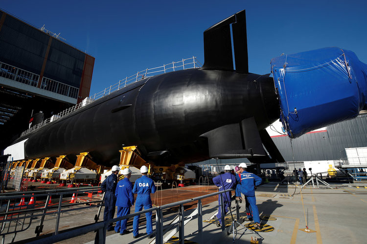 Với khả năng triển khai được tên lửa đối đất, tàu ngầm lớp Barracuda cung cấp cho Hải quân Pháp khả năng tấn cống cả các mục tiêu trên bờ lẫn trên biển. Điểm trừ của Barracuda đó là nó không có ống phóng lôi phía khoang sau của tàu do thiết kế chân vịt quá cồng kềnh. Nguồn ảnh: BI.