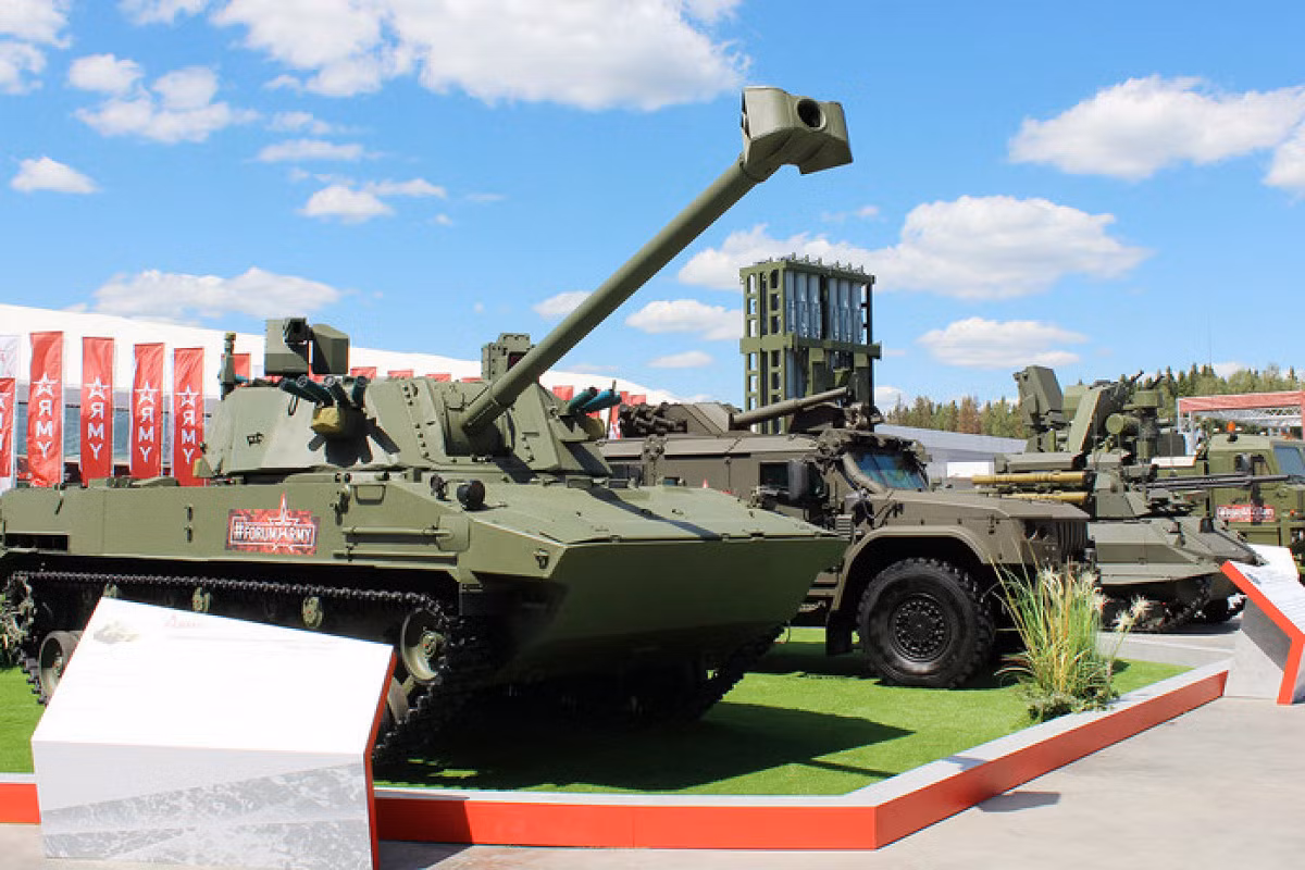 Theo đó, đây được cho là loại đạn pháo lượn - nghĩa là khi bay đạn pháo sẽ triển khai các cánh lái để tự điều khiển - cho phép gia tăng tầm bắn tối đa của mỗi phát bắn lên tới 25km mà độ chính xác không hề giảm. Nguồn ảnh: TASS