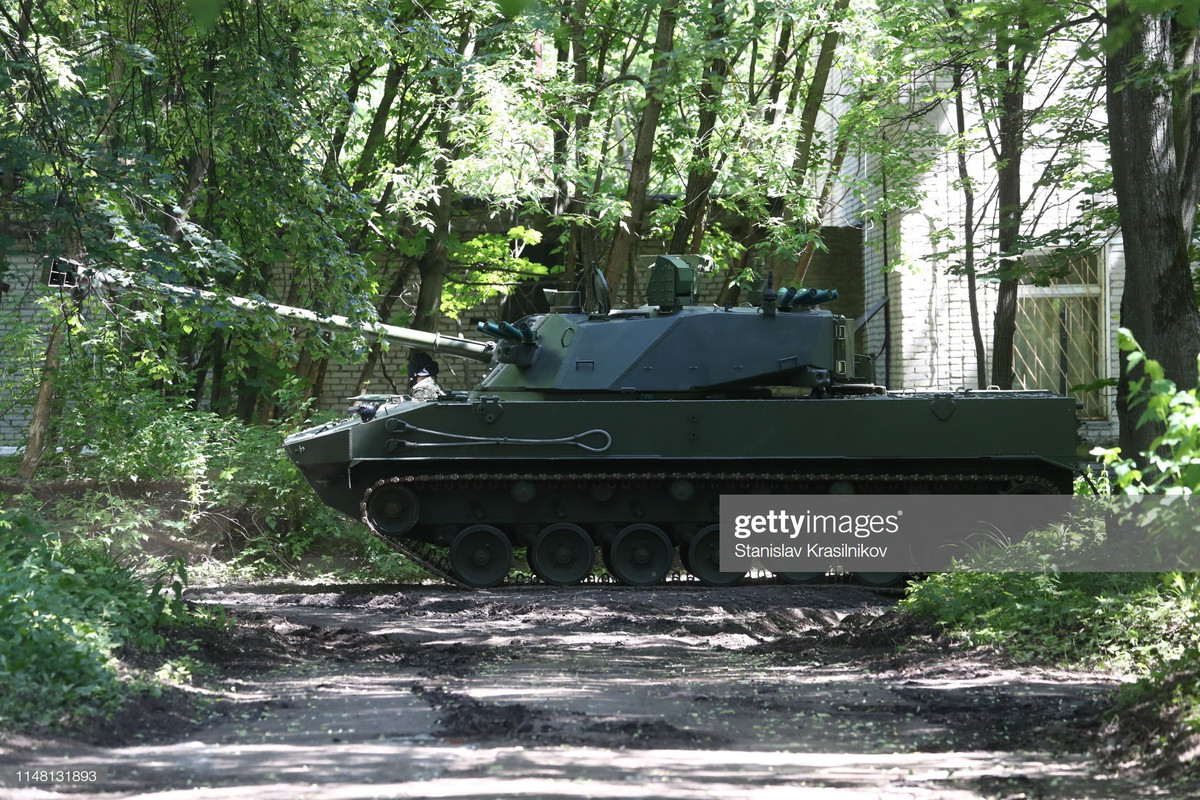 Còn về Lotos 2S42 - đây là mẫu pháo cối tự hành mới của lực lượng Đổ bộ Đường không Nga (VDV), do Viện Khoa học Cơ khí Chế tạo máy Chính xác Trung ương Nga (TsNIITochMash) trực thuộc Tập đoàn Công nghệ cao quốc gia Rostec đang phát triển, và là ứng viên thay thế cho mẫu pháo tự hành 2S9 Nona cỡ nòng 120 đang phục vụ trong VDV hiện tại. Nguồn ảnh: Stanislav Krasilnikov.