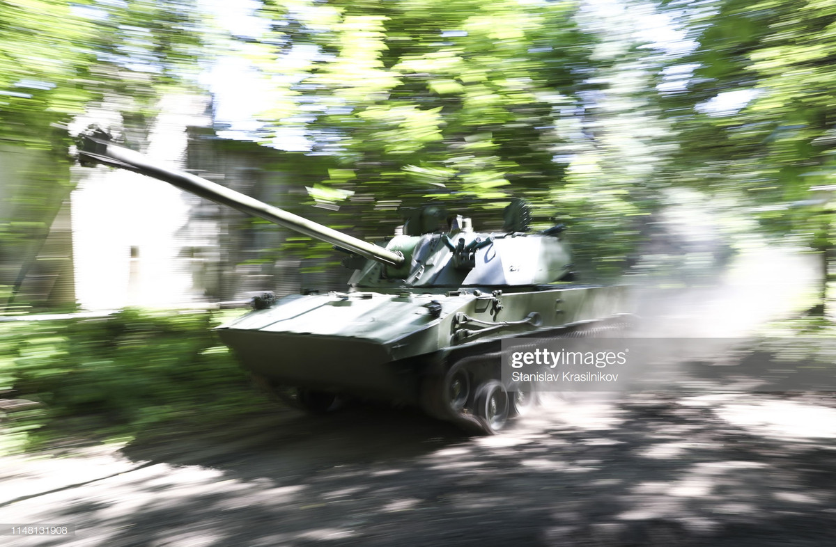 Pháo được gắn trên khung máy xe lính dù chiến đấu BMD-4. Văn phòng báo chí Rostec trước đây từng đưa tin, xe pháo mới nặng 18 tấn, có thể đạt vận tốc tối đa 70 km/giờ, sử dụng 450 mã lực và hành trình không quá 500 km. Nguồn ảnh: Stanislav Krasilnikov.