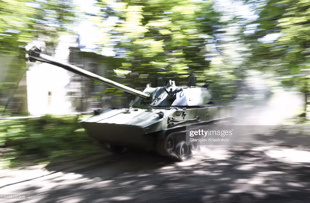 Pháo được gắn trên khung máy xe lính dù chiến đấu BMD-4. Văn phòng báo chí Rostec trước đây từng đưa tin, xe pháo mới nặng 18 tấn, có thể đạt vận tốc tối đa 70 km/giờ, sử dụng 450 mã lực và hành trình không quá 500 km. Nguồn ảnh: Stanislav Krasilnikov.