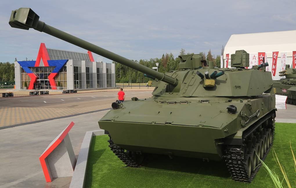 Bên thềm Diễn đàn Kỹ thuật Quân sự quốc tế Army-2019, Tổng công trình sư dự án phát triển pháo tự hành Lotos - Veniamin Schastlivtsev tiết lộ với hãng thông tấn TASS cho biết, Quân đội Nga đang phát triển một loại đạn pháo mới giành cho mẫu pháo tự hành mới nhất của Lực lượng Đổ bộ Đường không Nga. Nguồn ảnh: TASS