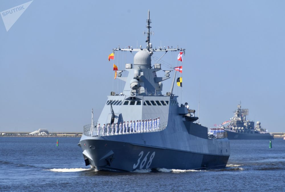 Tàu tuần tra mang tên Vasily Bykov được đóng theo lớp Đề án 22160 và là tàu tuần tra đầu tiên của Nga được đóng theo lớp tàu hải quân này diễu hành tại Kronshtadt, Nga. Nguồn ảnh: Sputnik.
