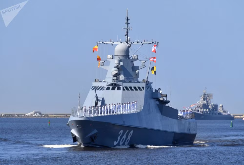 Tàu tuần tra mang tên Vasily Bykov được đóng theo lớp Đề án 22160 và là tàu tuần tra đầu tiên của Nga được đóng theo lớp tàu hải quân này diễu hành tại Kronshtadt, Nga. Nguồn ảnh: Sputnik.