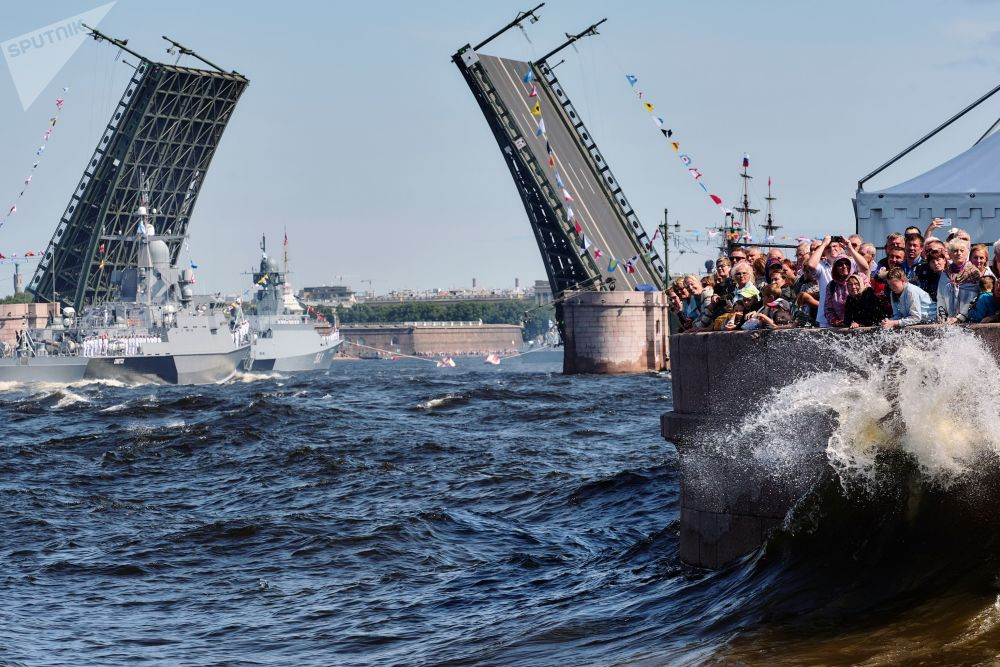 Hai tàu chiến của Hải quân Nga bao gồm một tàu Đề án 22800 Karakurt và tàu Đề án 21631 Buyan diễu hành tại St. Petersburg. Nguồn ảnh: Sputnik.
