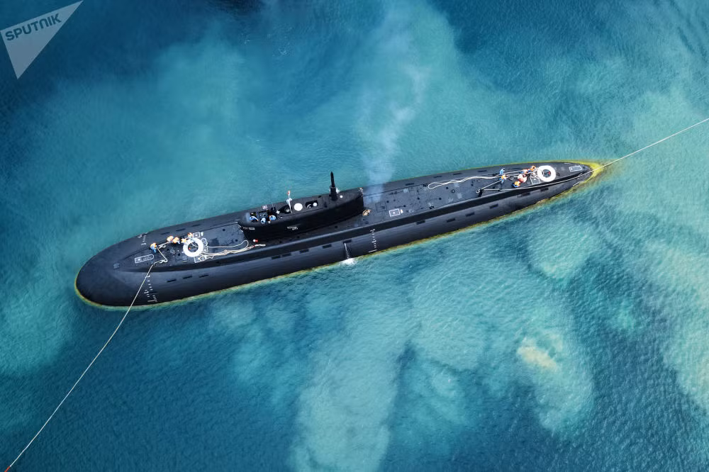 Tàu ngầm điện - diesel mang số hiệu B-271 được đóng theo Đề án 636.3 của Nga tại Novorossiysk tham gia trong đôi hình duyệt binh hải quân tại thành phố cảng này. Nguồn ảnh: Sputnik.