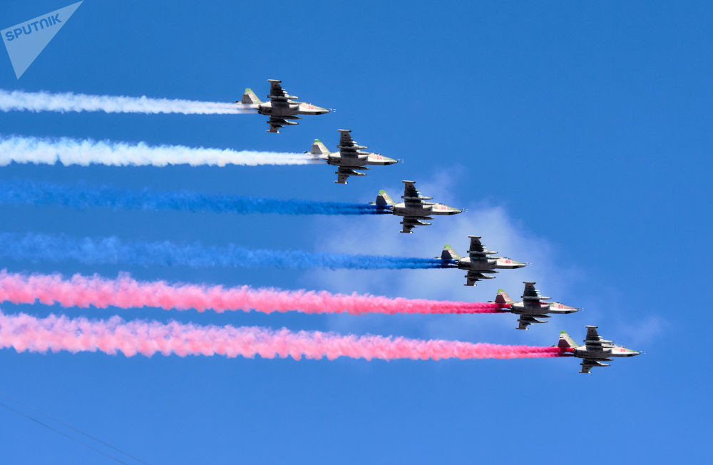 Các chiến đấu cơ Su-25 trình diễn màn "vẽ quốc kỳ" của Liên Bang Nga trên bầu trời St. Petersburg. Nguồn ảnh: Sputnik.