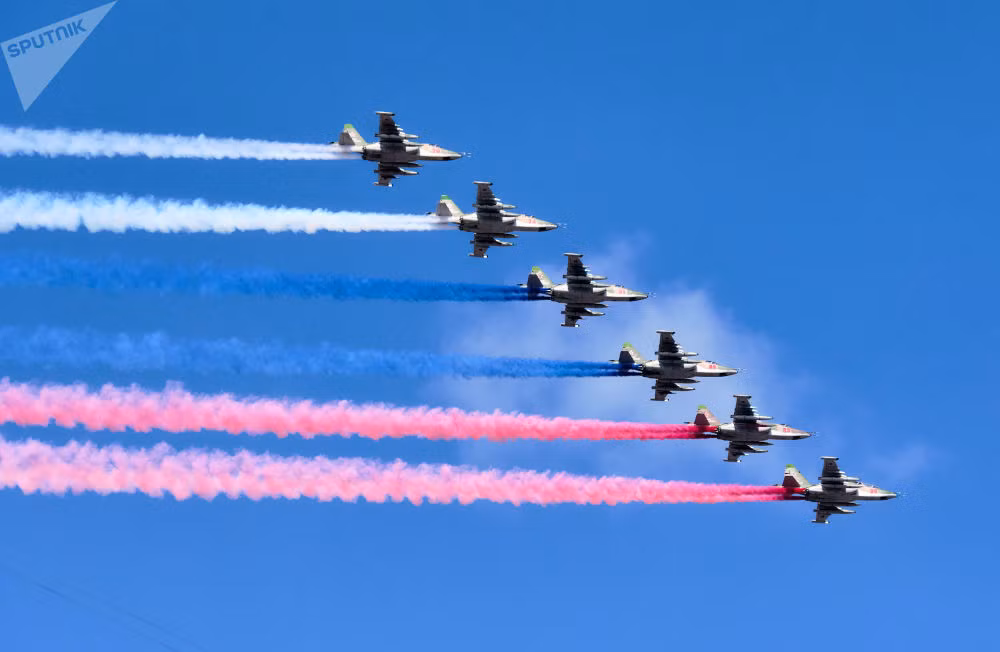 Các chiến đấu cơ Su-25 trình diễn màn "vẽ quốc kỳ" của Liên Bang Nga trên bầu trời St. Petersburg. Nguồn ảnh: Sputnik.