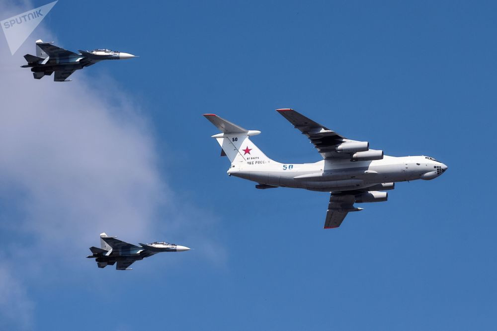 Máy bay tiếp liệu Il-78 của Không quân Nga cùng với các máy bay chiến đấu Sukhoi Su-30SM bay trình diễn trên bầu trời Saint Petersburg mừng Ngày Hải Quân. Nguồn ảnh: Sputnik.