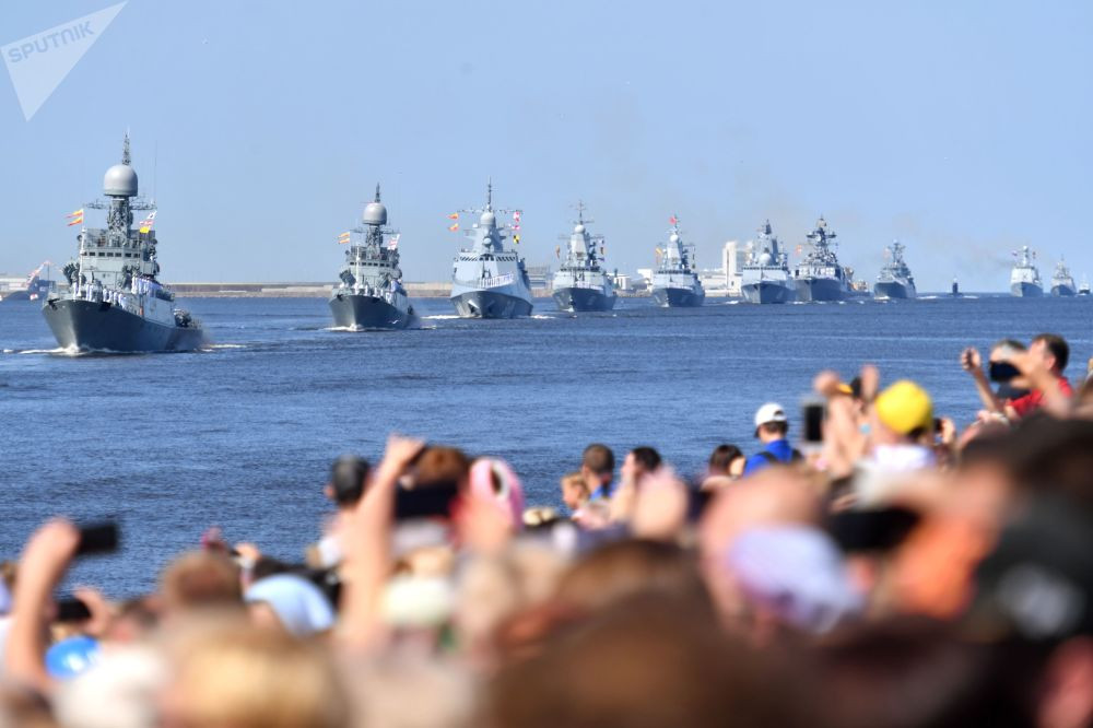 Các tàu chiến của Hải quân Nga xếp hàng ngay ngắn trong cuộc diễu hành mừng Ngày Hải quân ở Kronstadt, thuộc Vịnh Phần Lan. Nguồn ảnh: Sputnik.