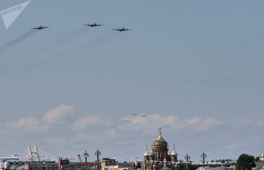 Máy bay chống ngầm Il-38 của Không quân Nga cũng tham gia vào bài bay trình diễn trên bầu trời Saint Petersburg. Nguồn ảnh: Sputnik.