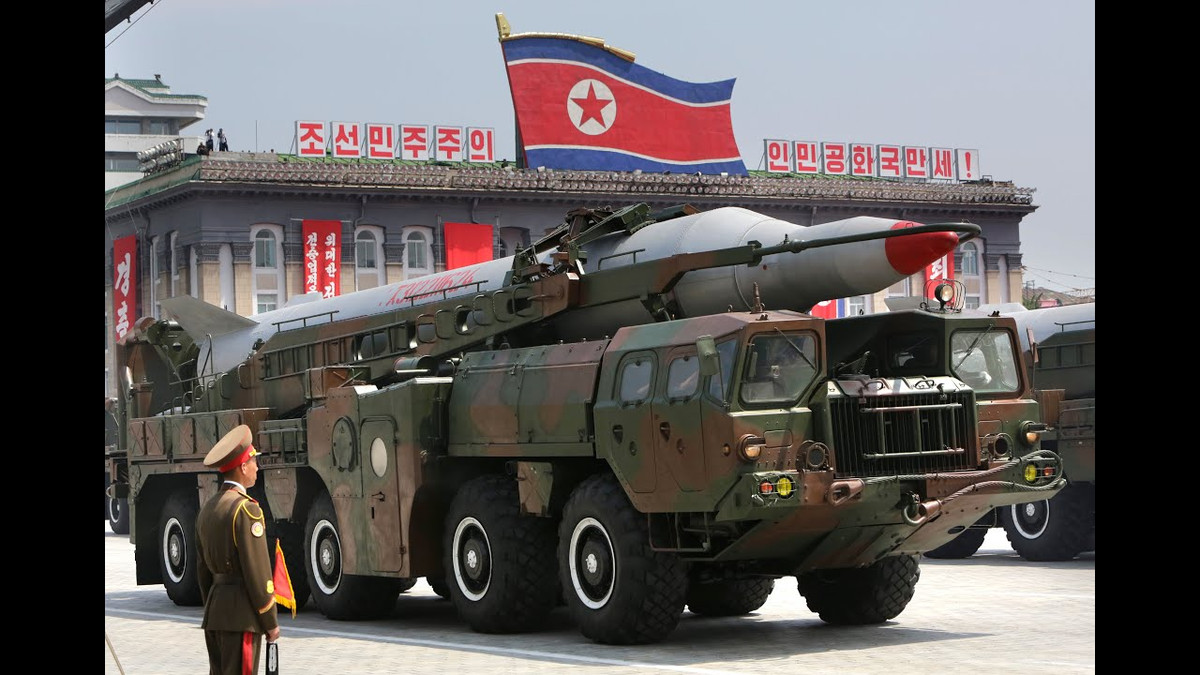 Cái cớ được Bình Nhưỡng đưa ra đó là ở Nhật Bản, Tokyo đang sở hữu tới 47 tấn Plutonium, đủ để tạo ra 6000 quả bom hạt nhân và Nhật cũng thừa công nghệ, khả năng để tự chế tạo vũ khí hạt nhân bất cứ khi nào cần. Chưa kể lực lượng đồn trú Mỹ ở Nhật cũng như tại Hàn Quốc cũng được trang bị vũ khí hạt nhân. Nguồn ảnh: KCNA.