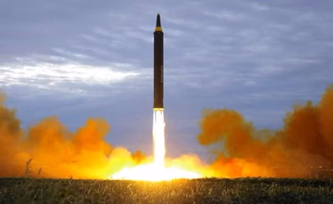 Triều Tiên bắt đầu nghiên cứu và sử dụng hạt nhân vào mục đích hoà bình cho tới năm 1985 nước này tham gia vào Hiệp ước Không phổ biến Vũ khí hạt nhân. Tới năm 1992, Triều Tiên mời nhóm chuyên gia IAEA tới nước này kiểm tra và xác nhận chương trình hạt nhân của nước này chỉ phục vụ mục đích hoà bình. Nguồn ảnh: KCNA.