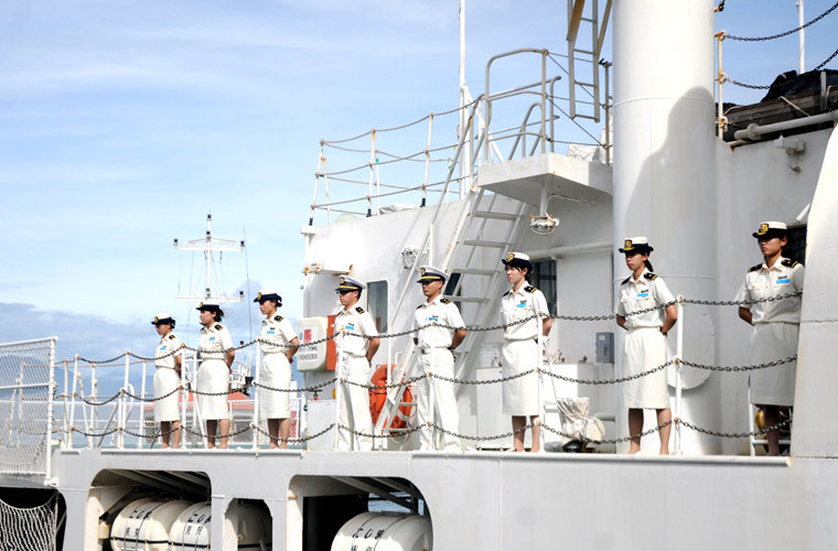 Là một tàu huấn luyện kiêm nhiệm vụ bảo vệ bờ biển, Kojima được trang bị vũ khí bao gồm một pháo 35mm, một pháo cao tốc 20mm cùng với các súng máy 12,7mm. Nguồn ảnh: Pinterest.