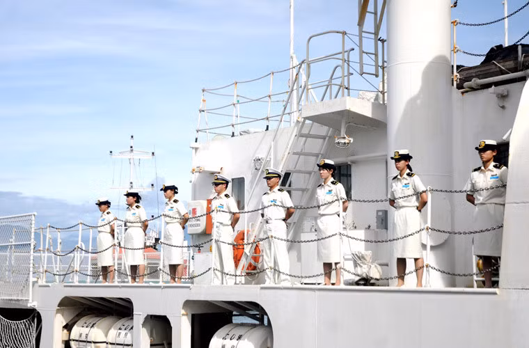 Là một tàu huấn luyện kiêm nhiệm vụ bảo vệ bờ biển, Kojima được trang bị vũ khí bao gồm một pháo 35mm, một pháo cao tốc 20mm cùng với các súng máy 12,7mm. Nguồn ảnh: Pinterest.