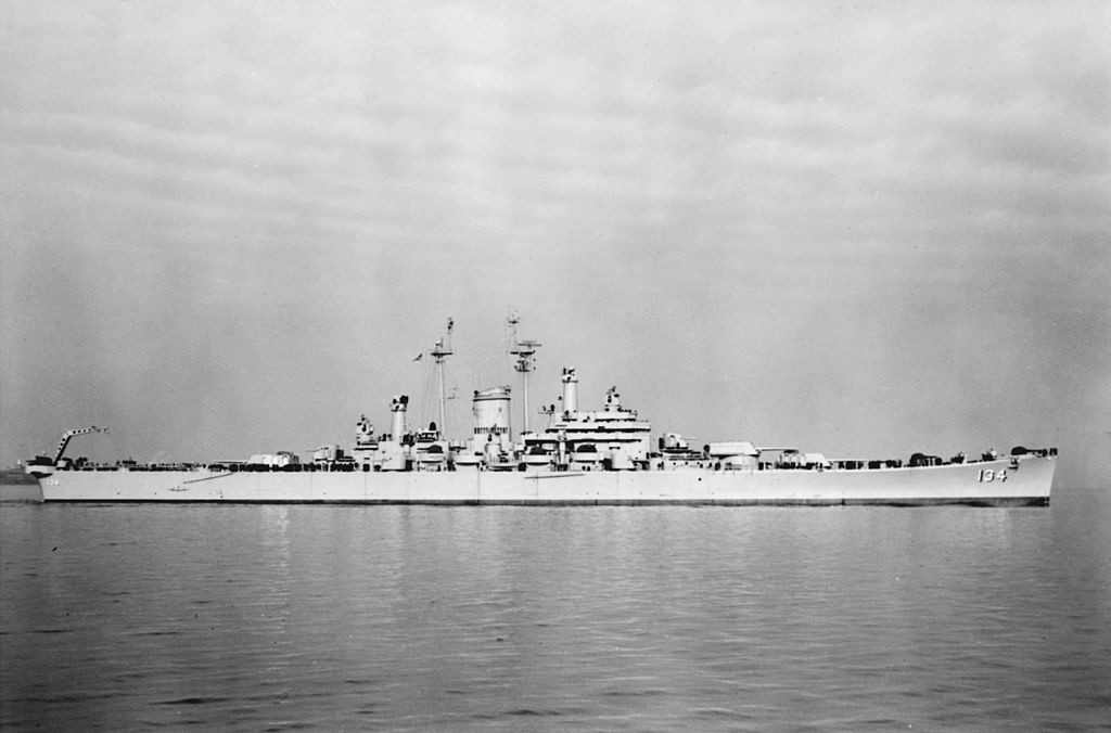 Tuỳ điều kiện thời tiết và tốc độ, tầm hoạt động của tàu Des Moines tối đa có thể lên tới 19.000 km ở tốc độ 15 hải lý giờ - tương đương khoảng 28km/h. Nguồn ảnh: Flickr.