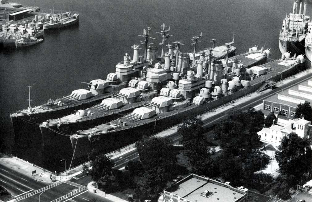 Được biết đến như một tuần dương hạm hạng nặng, Des Moines có độ giãn nước trung bình 17.000 tấn và tối đa lên tới 21.000 tấn. Tàu có chiều dài 218 mét, lườn rộng 23,32 mét và mớm nước tối đa 6,7 mét. Nguồn ảnh: Flickr.
