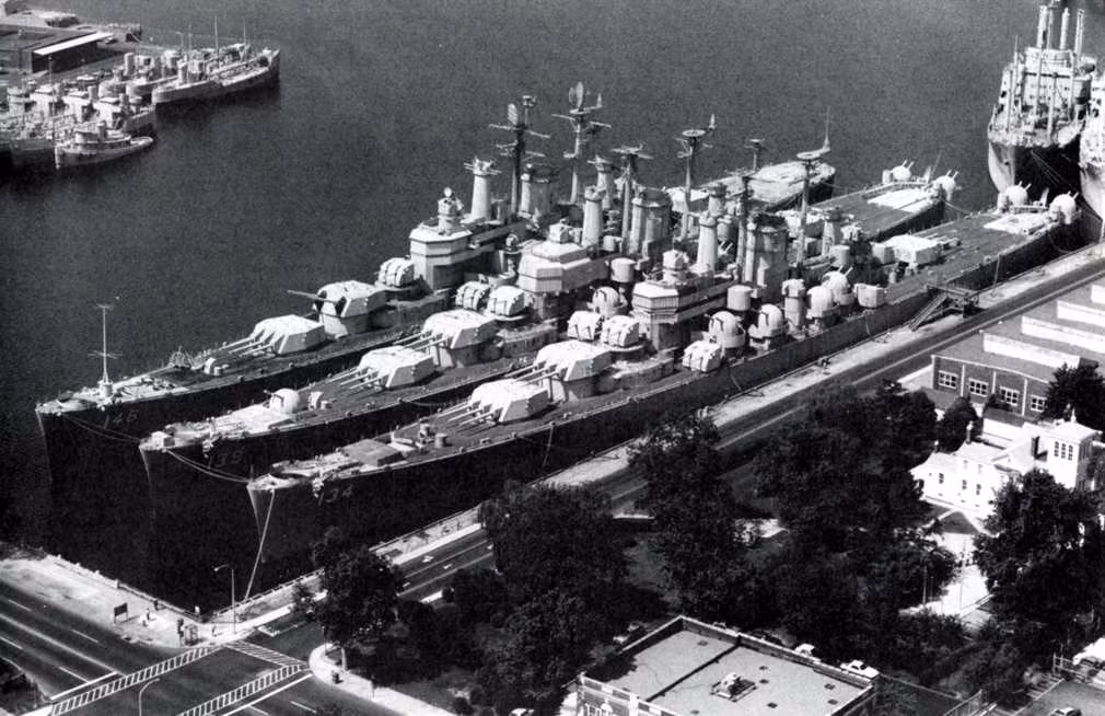 Được biết đến như một tuần dương hạm hạng nặng, Des Moines có độ giãn nước trung bình 17.000 tấn và tối đa lên tới 21.000 tấn. Tàu có chiều dài 218 mét, lườn rộng 23,32 mét và mớm nước tối đa 6,7 mét. Nguồn ảnh: Flickr.