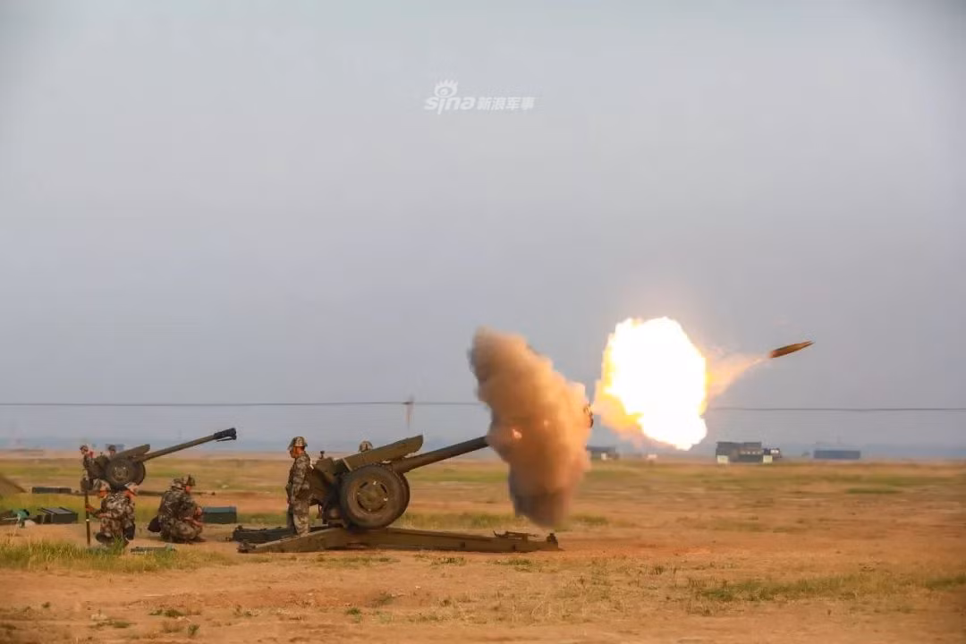 Phiên bản pháo kéo của khẩu D30 cần kíp chiến đấu tối thiểu 7 người để đạt được hiệu quả sử dụng cao nhất. Nguồn ảnh: Sina.