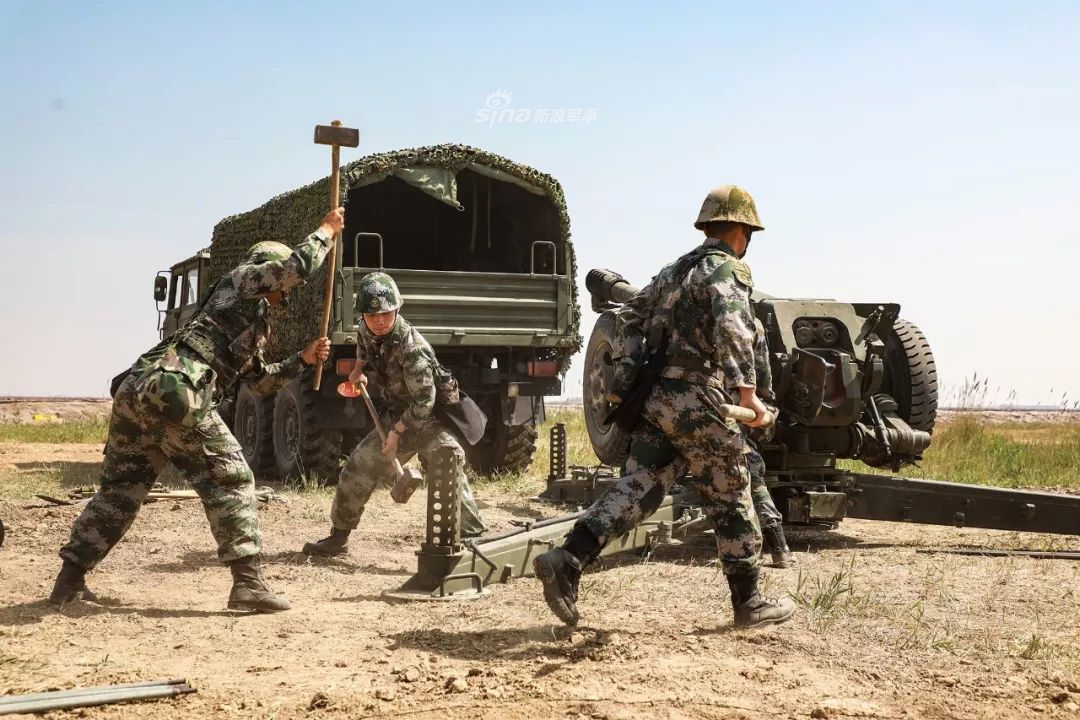 Loại pháo kéo hay được bộ binh Trung Quốc sử dụng để huấn luyện là pháo D30 do Liên Xô sản xuất. Nguồn ảnh: Sina.